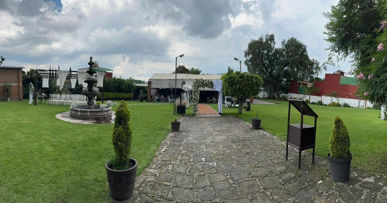 Jardín principal de Hacienda San Marcos al atardecer, con carpa y ceremonia montada